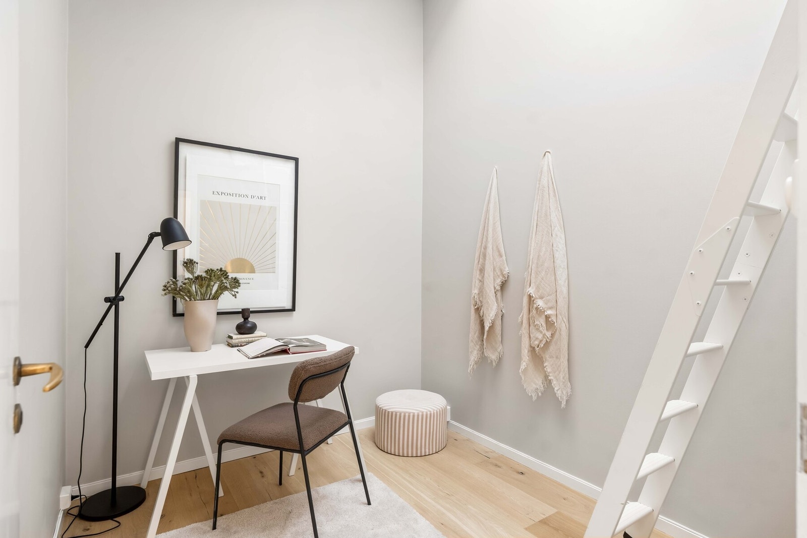 Soverom 3 er 6,12 kvm men er arealeffektivt utnyttet med hems. Galleribilde