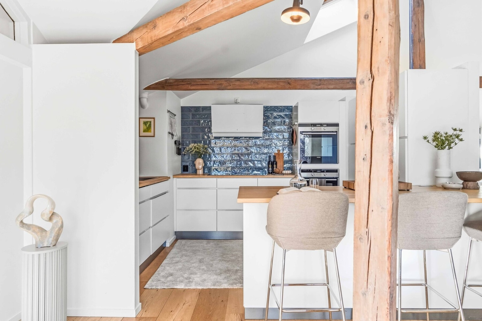 Oppholdsarealene er sømløst knyttet sammen med kjøkkenet, som gir en moderne og fleksibel rominndeling. Galleribilde