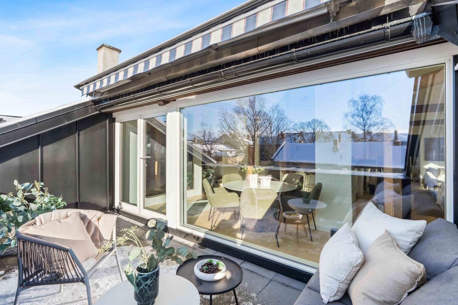 Terrassen kan brukes fra mars-oktober og ligger i forlengelse av spisestuen. Galleribilde