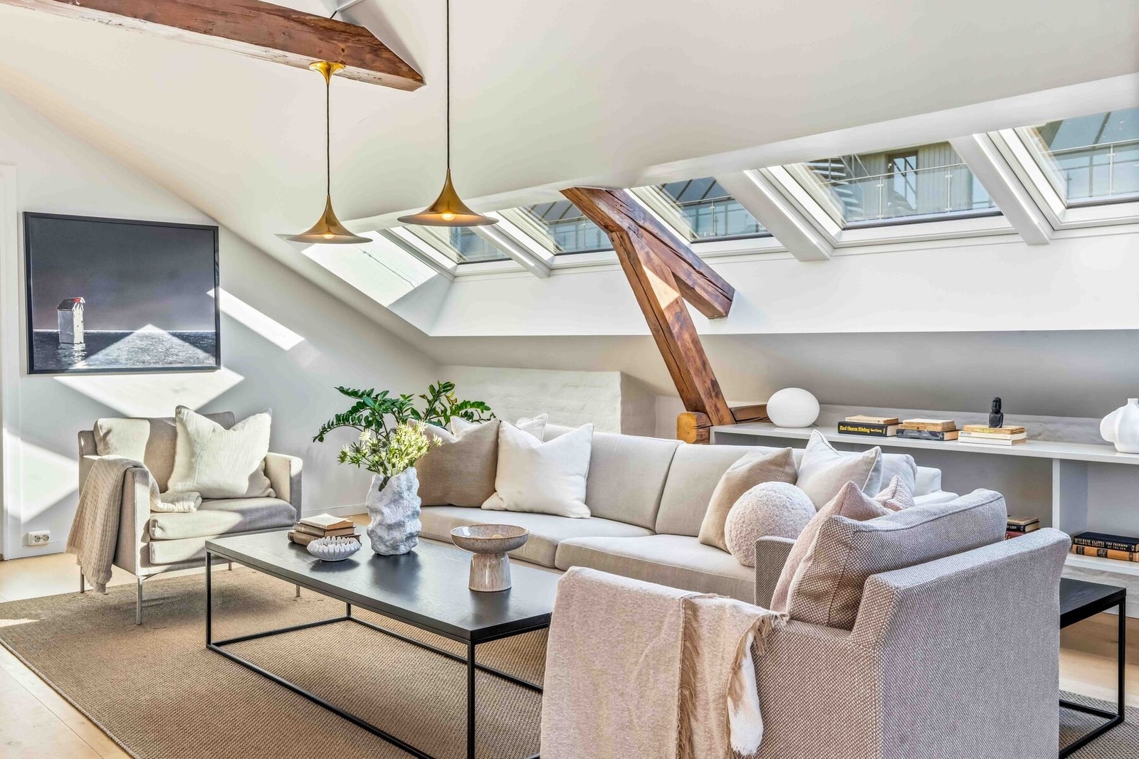 Over stuen sørger takvinduer for et generøst lysinnslipp. Galleribilde