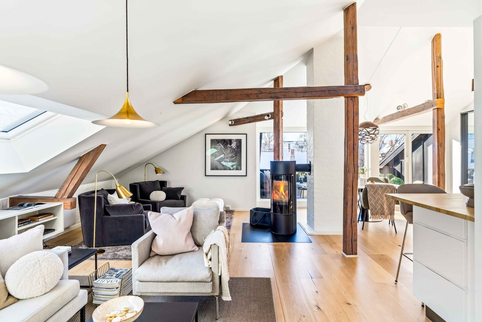 Det er en-stavs parkett i alle oppholdsrom, med unntak av bod og to soverom som har trestavs parkett. Galleribilde