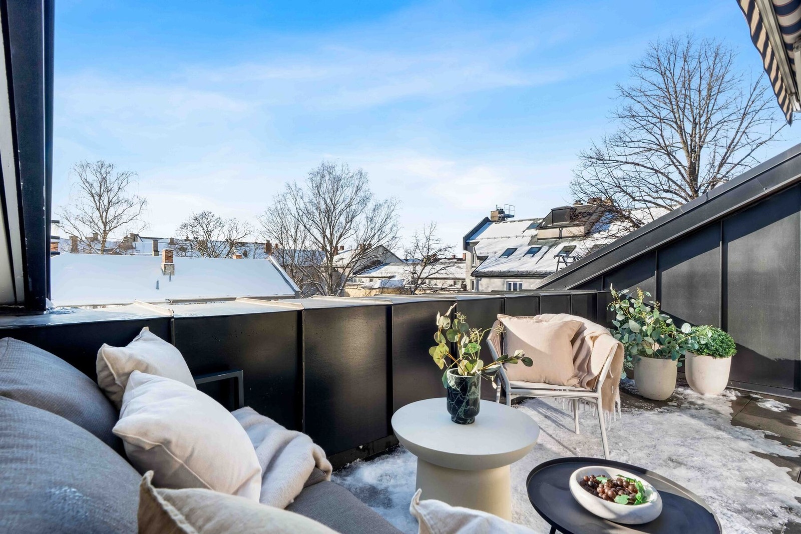 Terrassen har fint utsyn og sol fra morgen til ca kl 21 på sommerstid. Stor utebod. Galleribilde