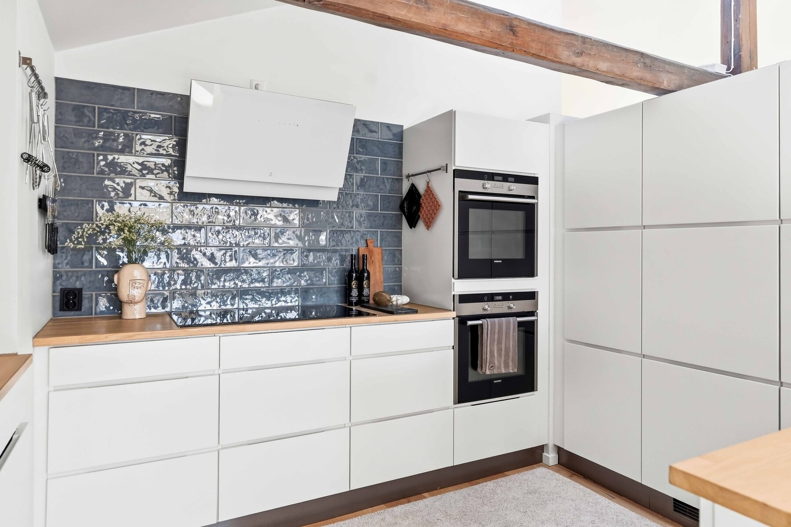 Kjøkkenet er utstyr med følgende hvitevarer: 2 integrerte stekeovner og induksjonstopp fra Siemens, oppvaskmaskin fra Siemens, kjøleskap fra Gorenje, avtrekksvifte fra RørosHetta og vannstoppesystem. Galleribilde