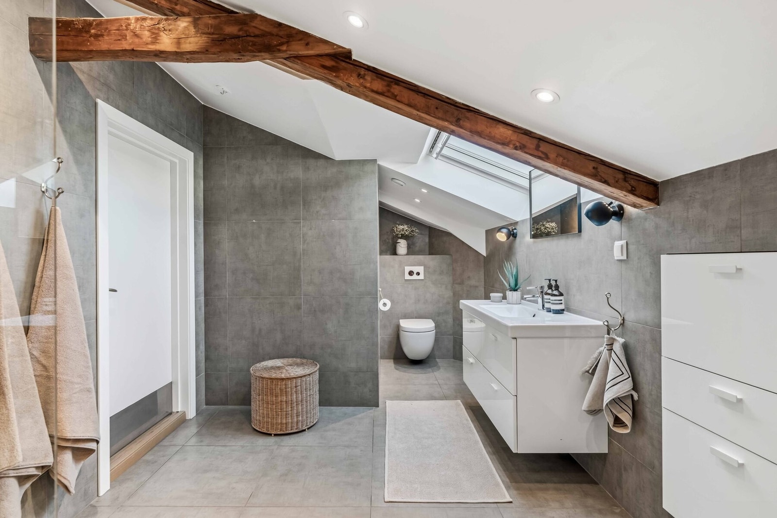 Flislagt fra 2016 med 60x60-fliser, varmekabler i gulv og nedsenket dusjsone. Galleribilde