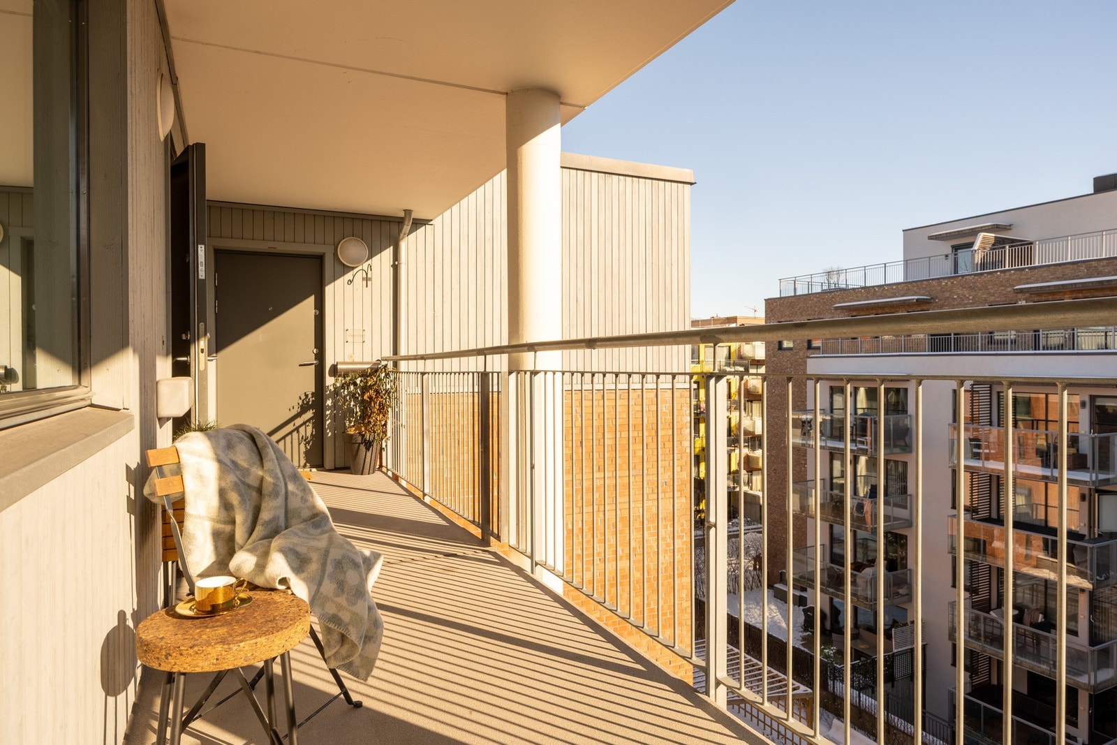 Herlig morgensol på svalgangen fra solen går opp til omkring kl. 13:30. Galleribilde