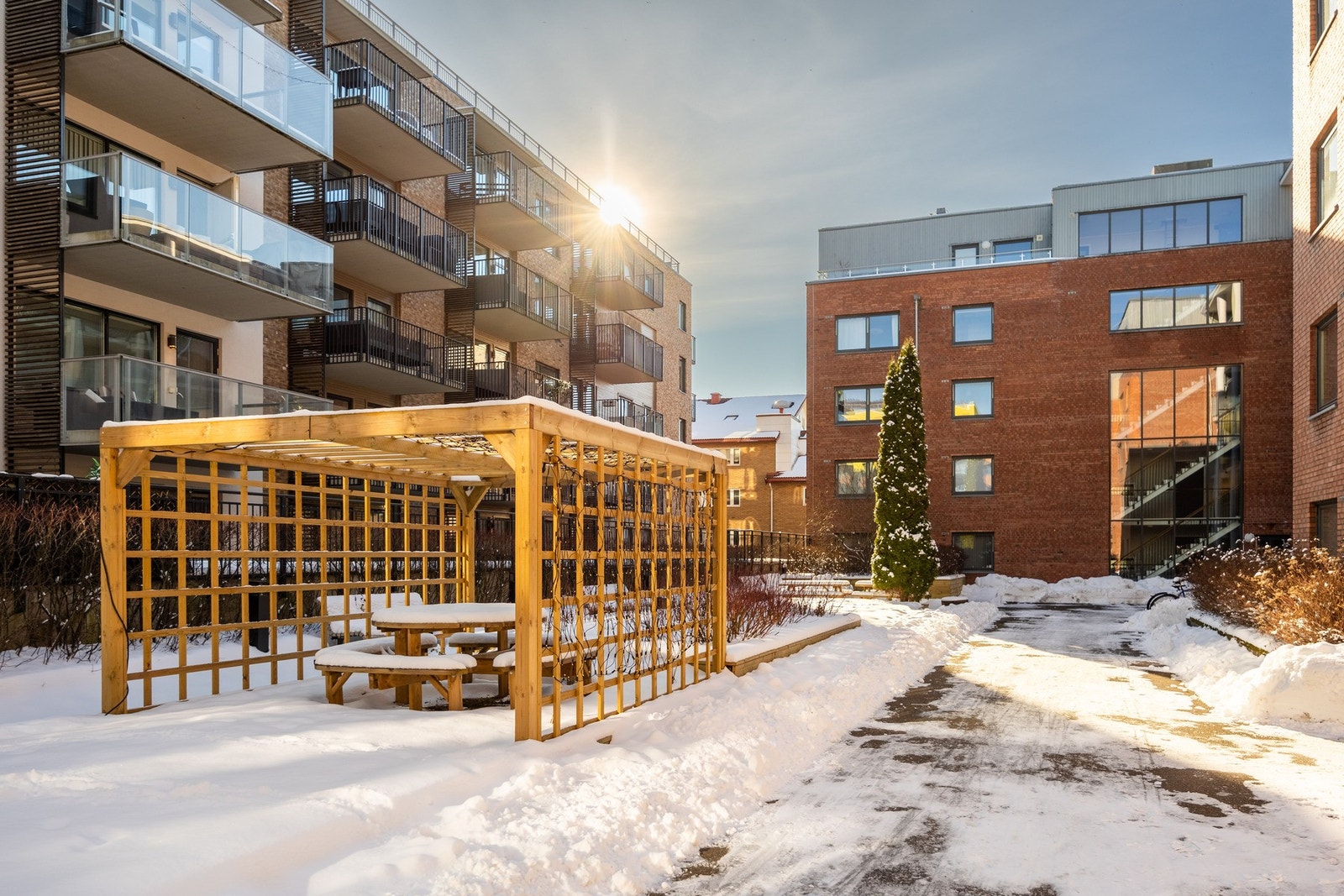 Veldrevet sameie med pene opparbeidet uteområder. Galleribilde