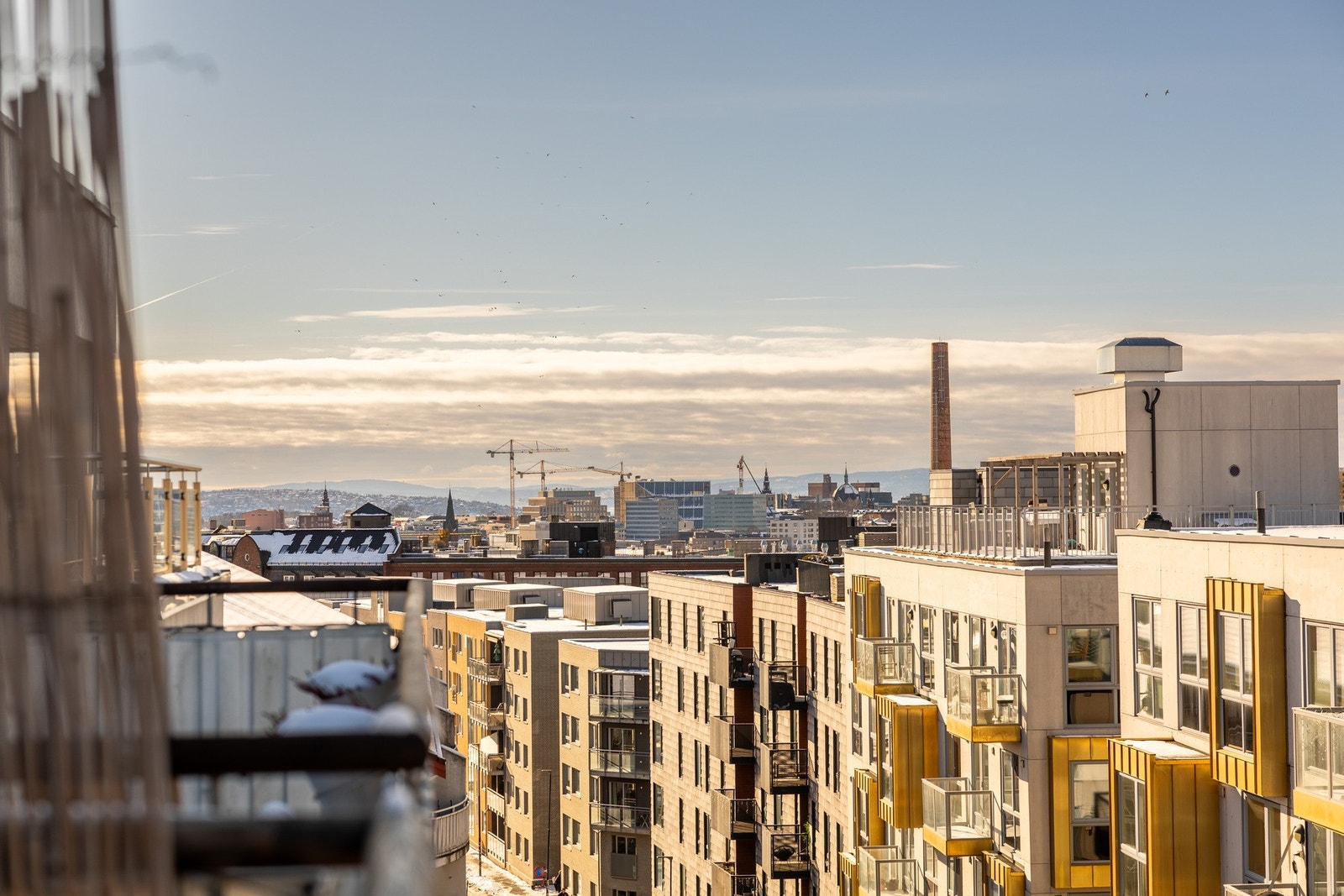 Gjennomgående 3-roms toppleilighet med garasjeplass, heis, flott utsikt og solrik balkong på hele 15 kvm. Galleribilde