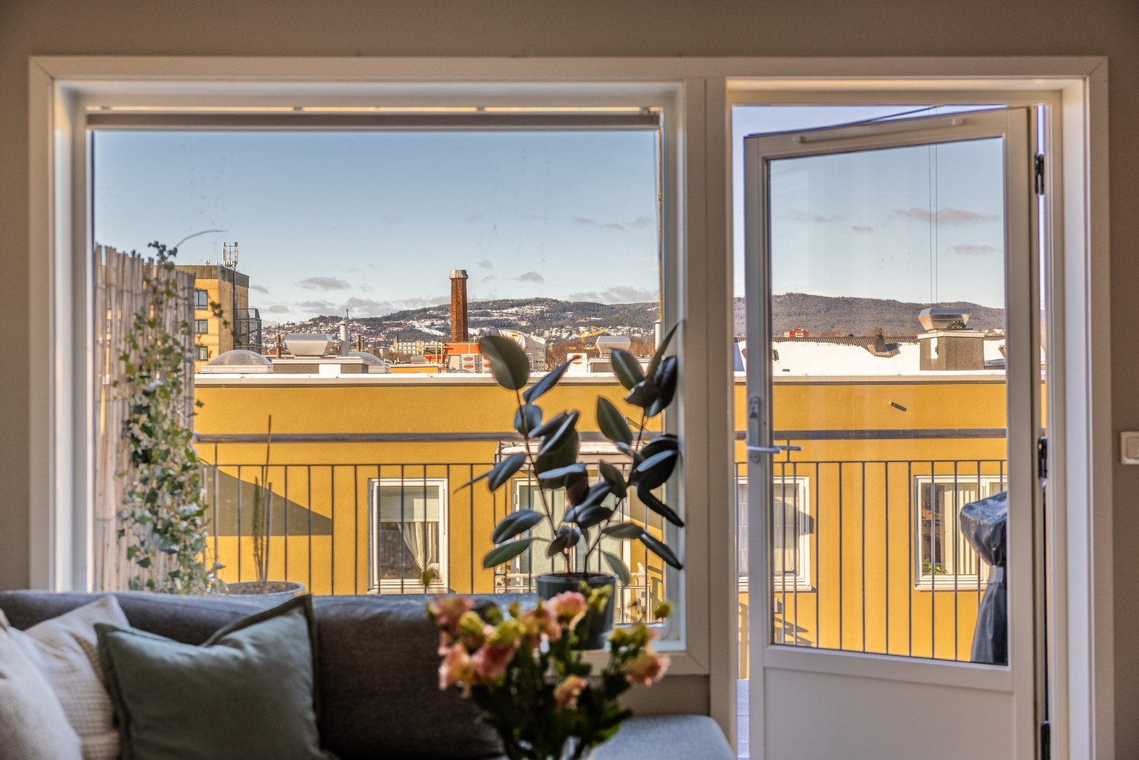 Unik luftighet som følge av å ligge høyere enn byggene rundt og flott lysinnslipp fra både øst og vest. Galleribilde