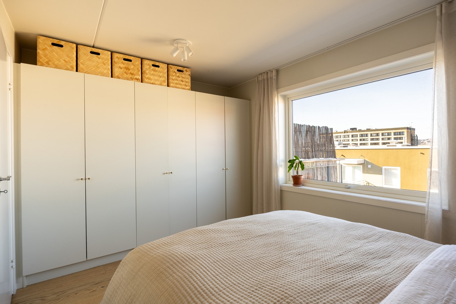 Hovedsoverommet er innredet med stor garderobeløsning. Galleribilde