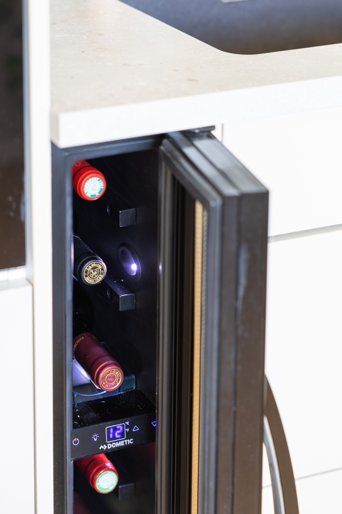 Kjøkkenet har integrerte hvitevarer med bl.a. vinskap. Galleribilde