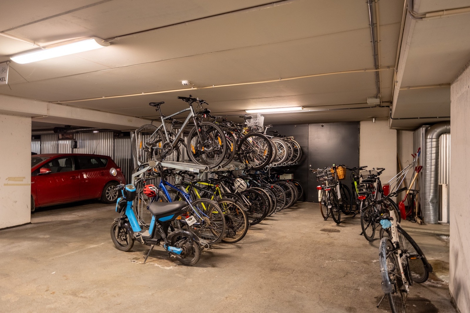 Innvendig felles sykkelparkering i kjeller. Galleribilde