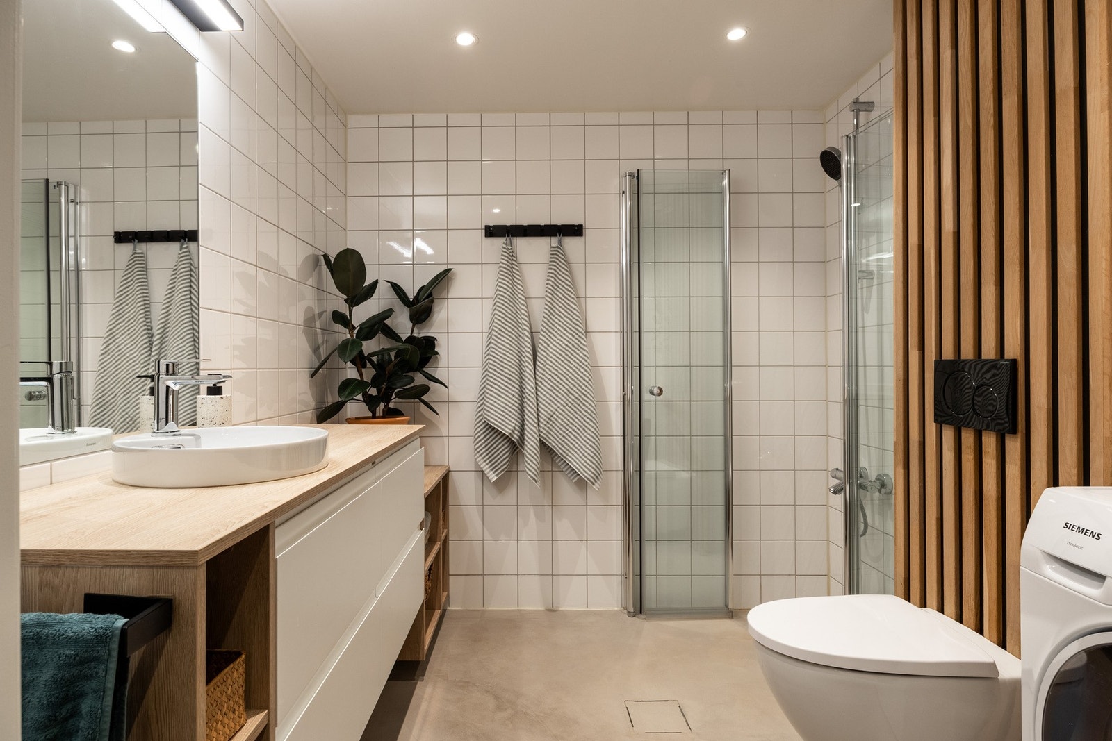 Badet ble oppgradet i 2020 med mikrosement på gulv, byttet servantmøbel, nye spotter og klosett samt bygd kasse bak klosettet. Galleribilde