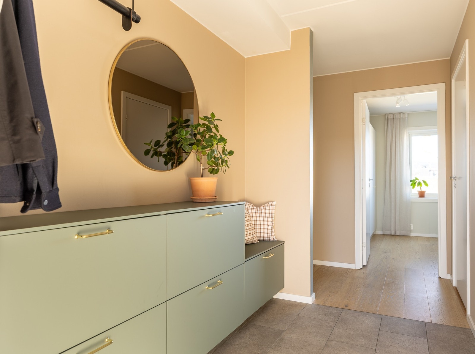 Det ble lagt fliser med varmekabler i gangen i 2020. Galleribilde