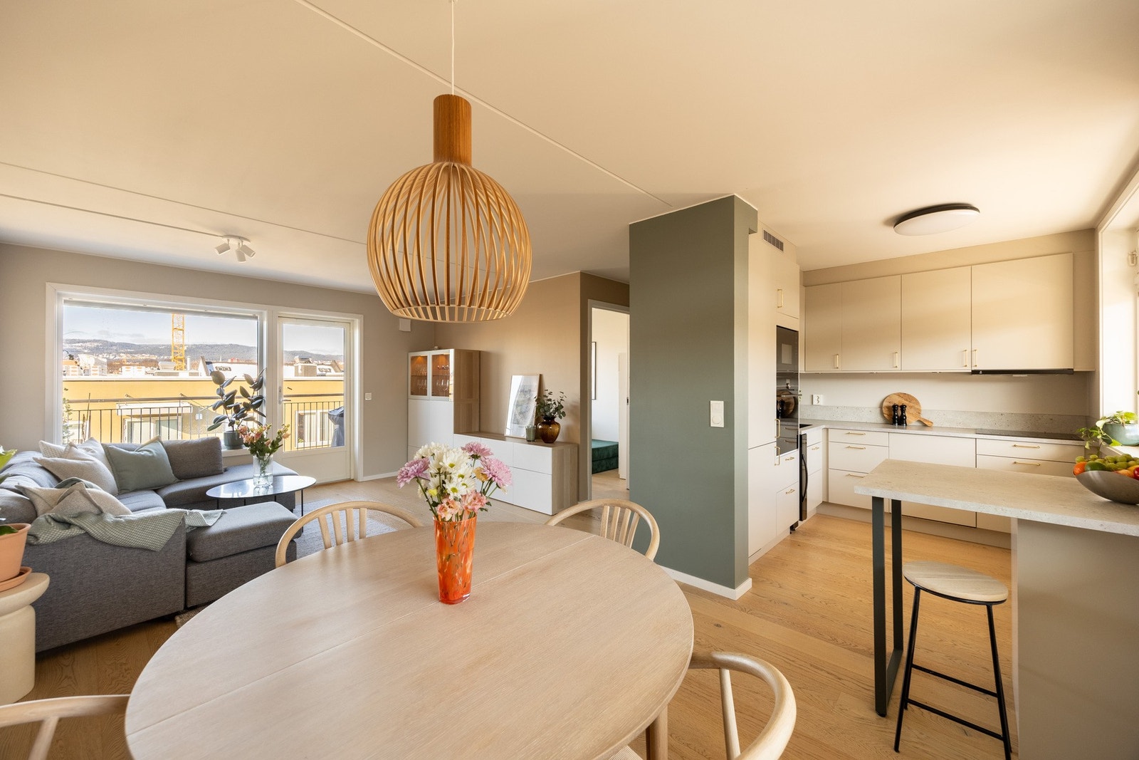 Sosial og luftig kjøkken med praktiske løsninger samt godt med både skap- og benkeplass. Galleribilde