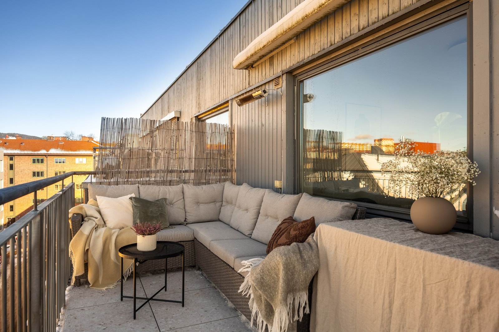 Rikelig med sol fra omkring kl. 13:30 og helt til solen går ned. Galleribilde