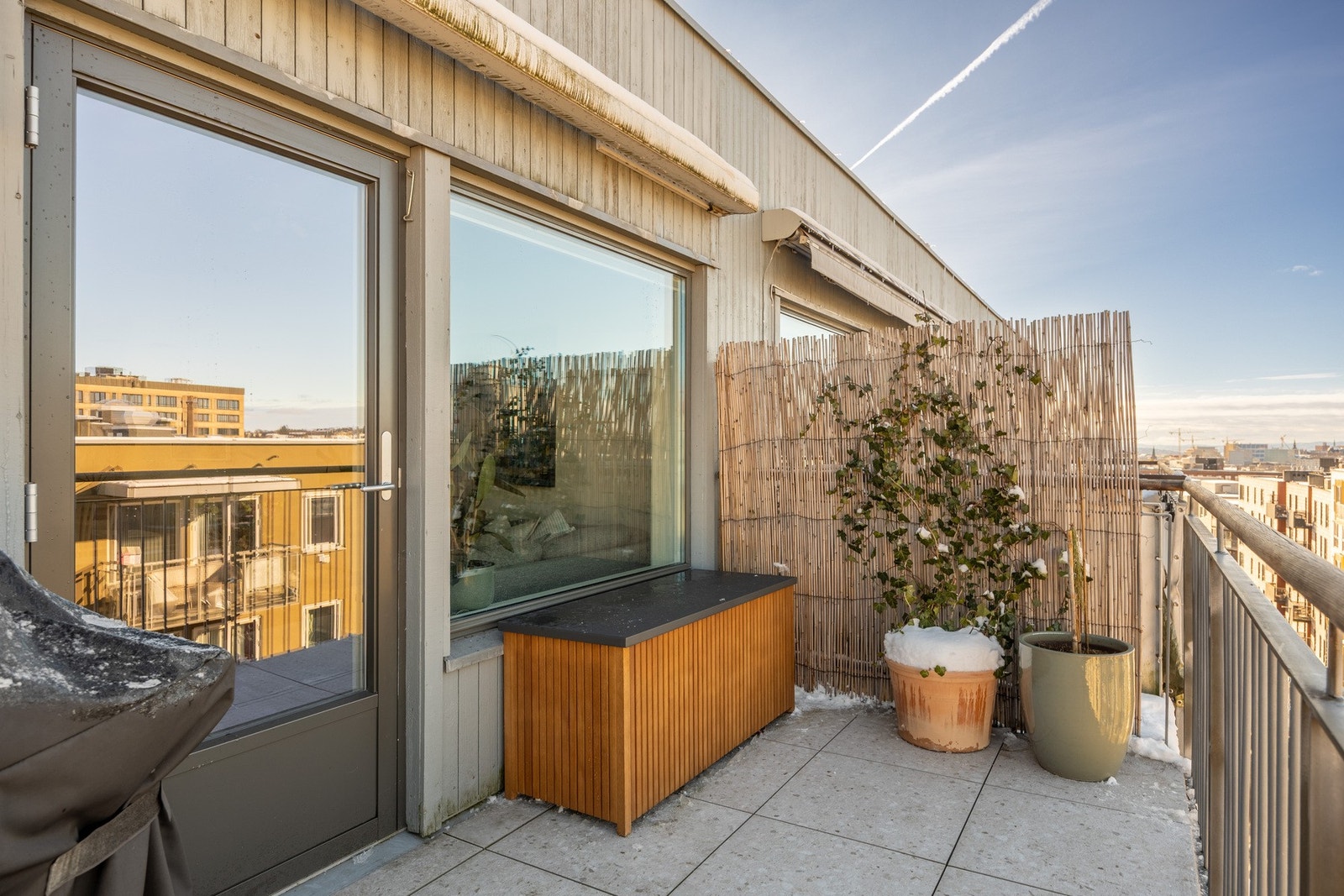 Solrik balkong på hele 15 kvm med flott utsikt. Balkongen ble belagt med nye heller i 2023. Galleribilde