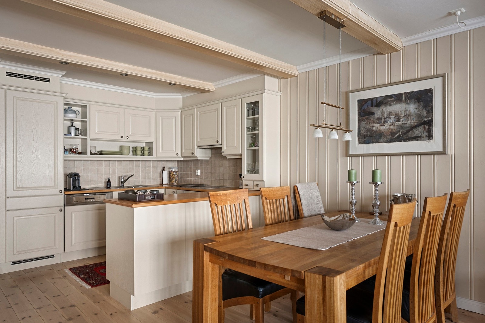 God plass til stort spisebord. Galleribilde