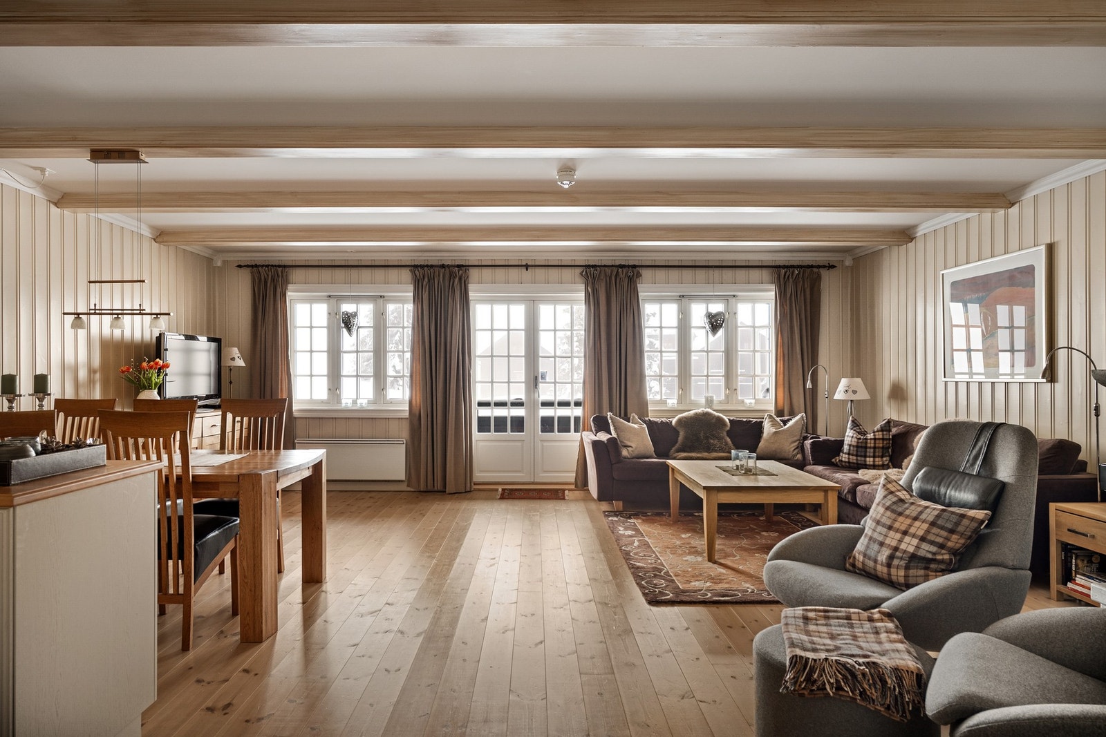 Utgang fra stuen til en solrik, sørvestvendt balkong på 9 m². Galleribilde