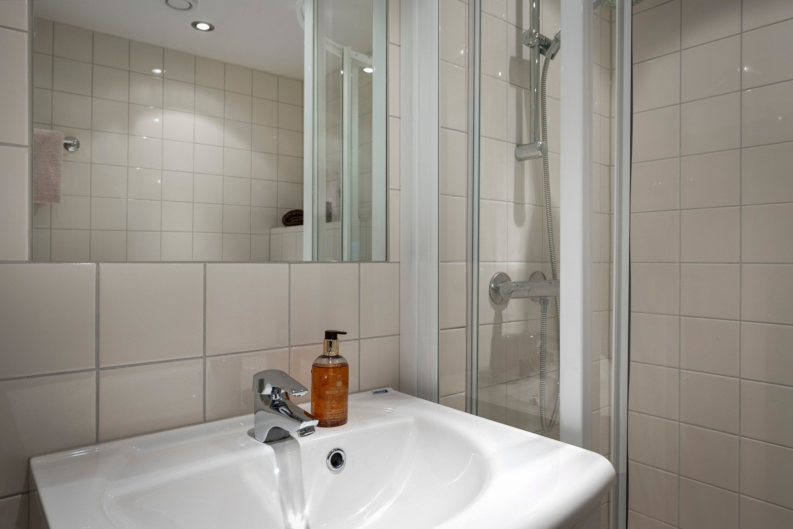 Opplegg for vaskemaskin. Mekanisk avtrekk med ventil i himling. Galleribilde