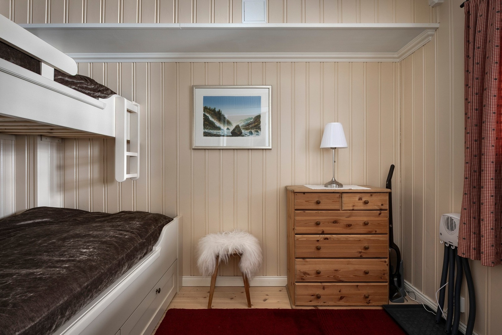 Soverom 2 er innredet med plassbygd køyeseng. Bredde underkøye 130cm. Overkøye: 90cm. Galleribilde