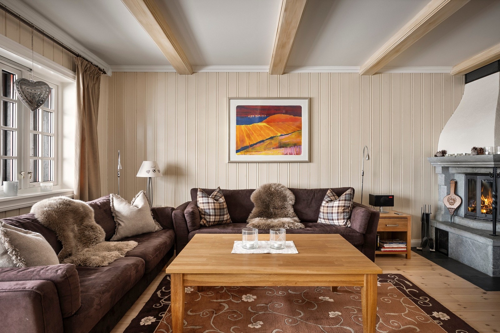 Lys og trivelig stue med god plass til sofagruppe og tilhørende møbler. Galleribilde