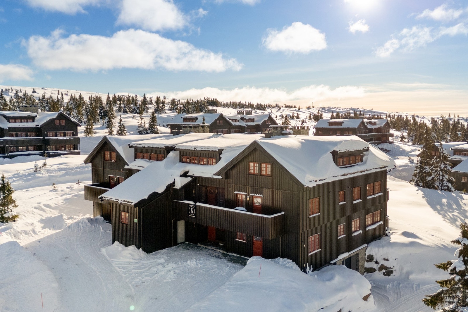 Nedkjøring til garasje til høyre i bygget. Galleribilde