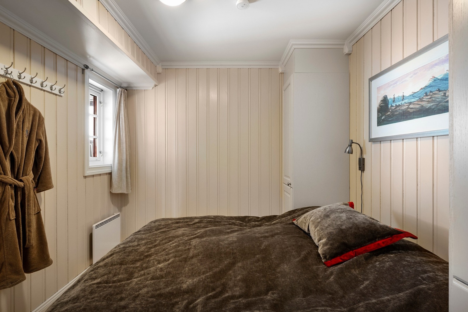 Hovedsoverommet har plass til dobbeltseng. Klesoppbevaring i garderobeskap. Galleribilde