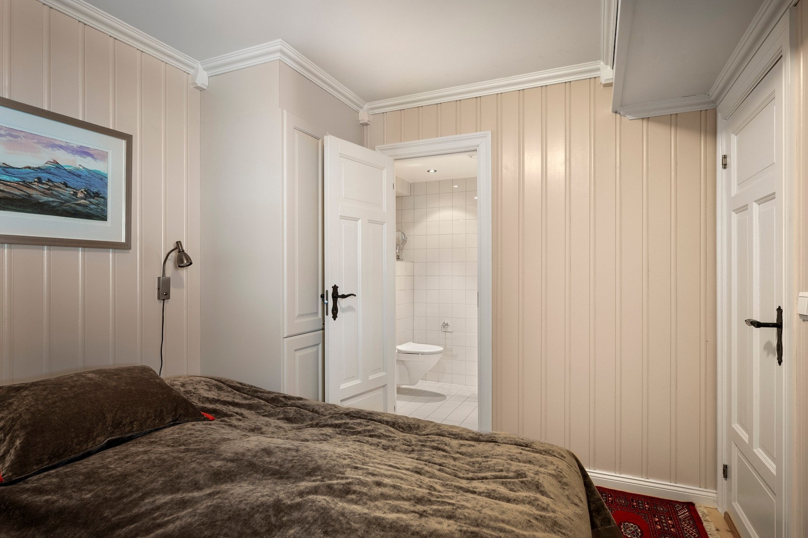 Direkte inngang til bad fra hovedsoverommet. Galleribilde