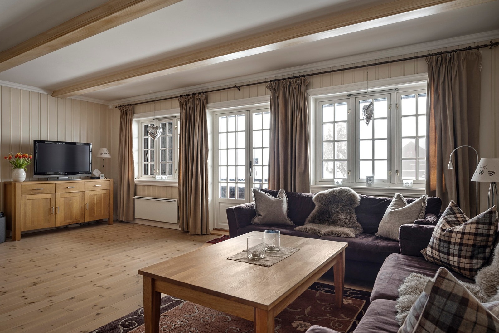 Leiligheten har utsikt til Gudbrandsdalen og fjellene omkring. Galleribilde