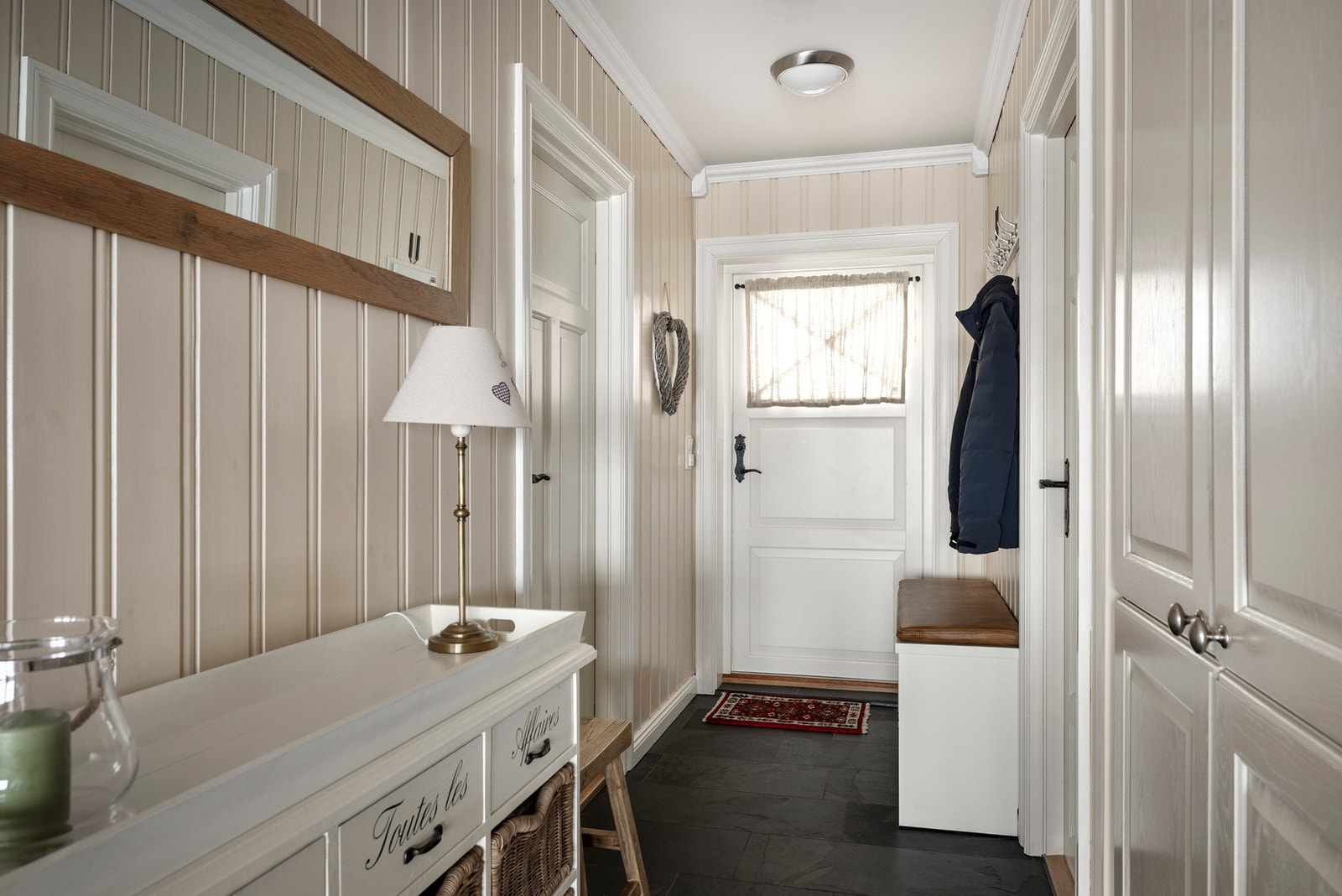 Romslig og innbydende entré. Galleribilde