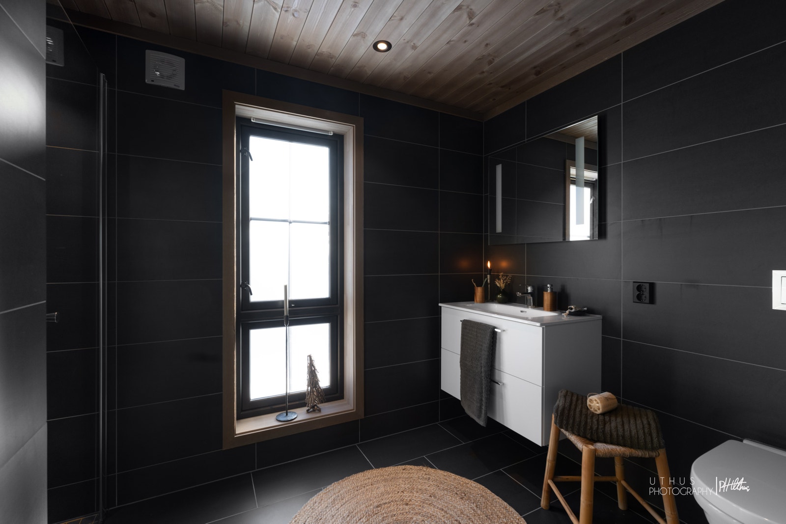 Delikat og flislagt baderom - badet er noe annerledes med denne planløsningen Galleribilde