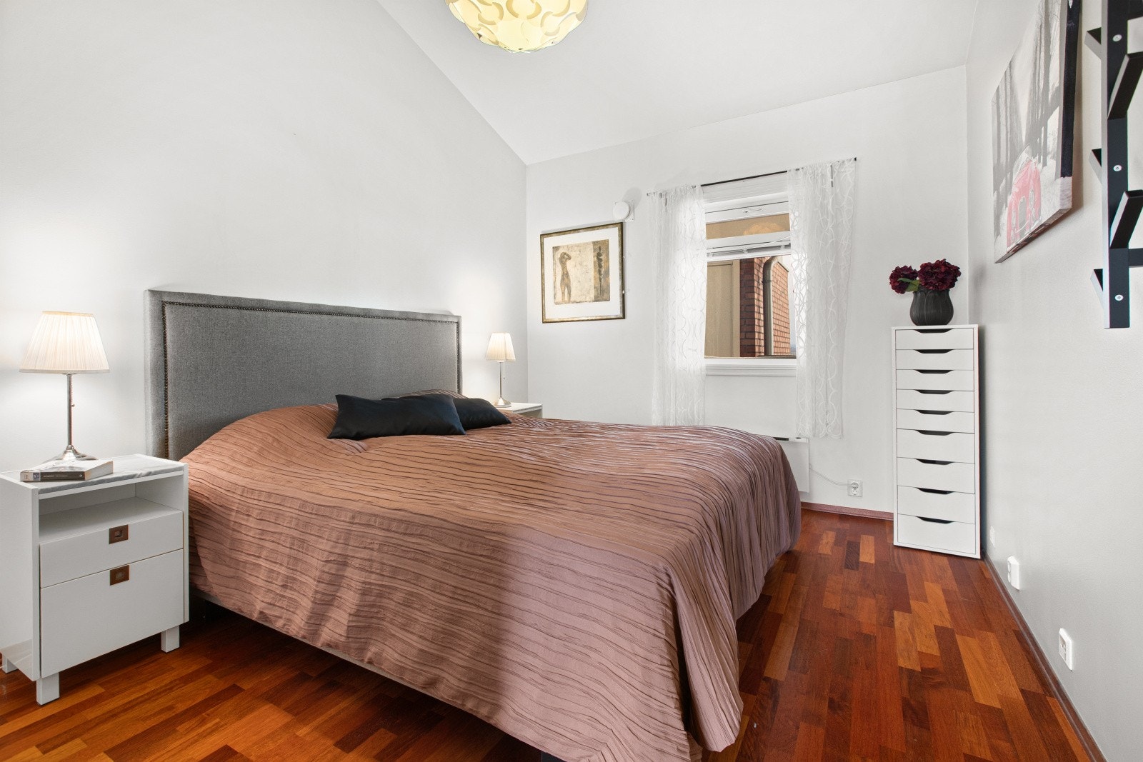 Det tredje soverommet fremstår romslig og funksjonelt, med god plass til både seng og nattbord. Galleribilde