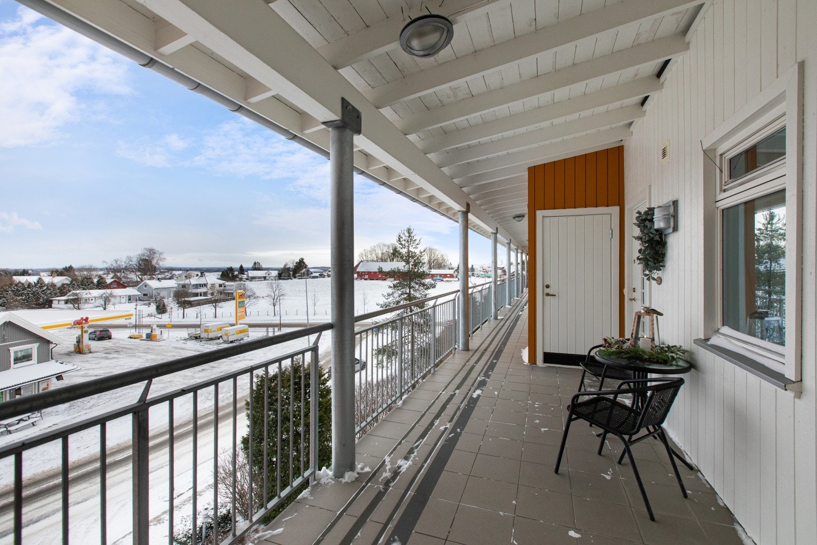 Med heisadkomst til etasjeplan og adkomst via svalgang er tilgjengeligheten god. Det medfølger også en praktisk, ekstra utvendig bod plassert rett utenfor inngangsdøren. Galleribilde