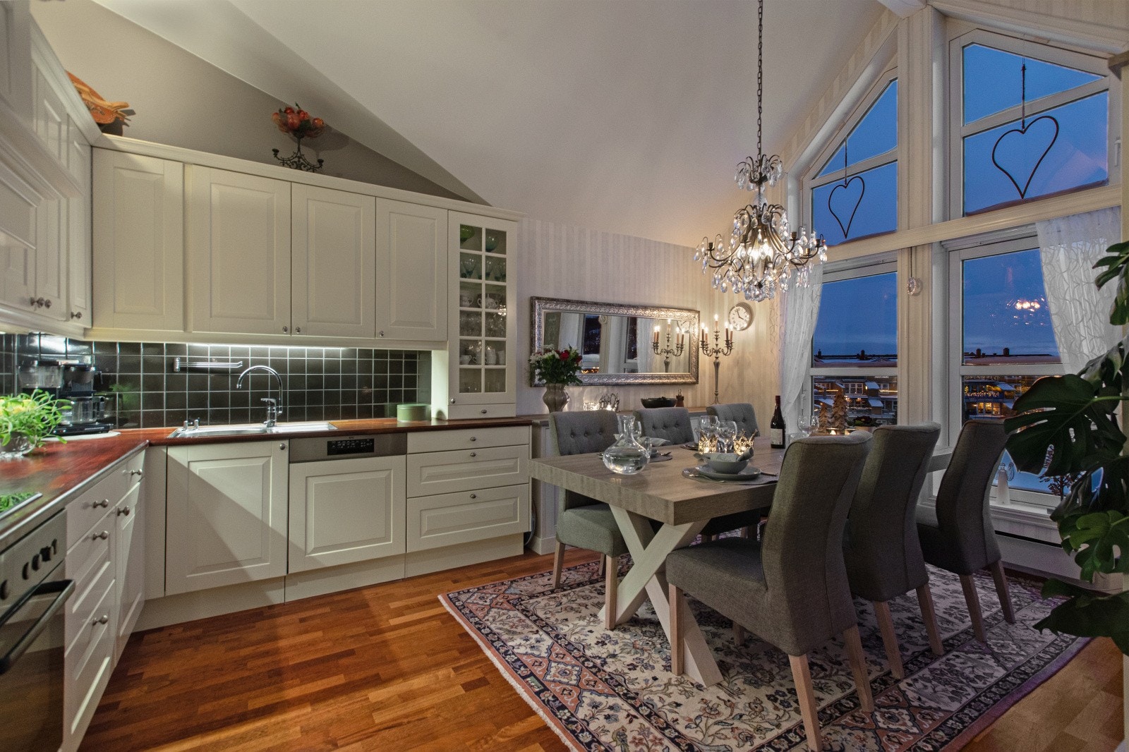 Videre kan det trekkes frem at leiligheten har store, flotte vinduer som gir rikelig med naturlig lys og utsyn mot sameiets fellesområde. Galleribilde