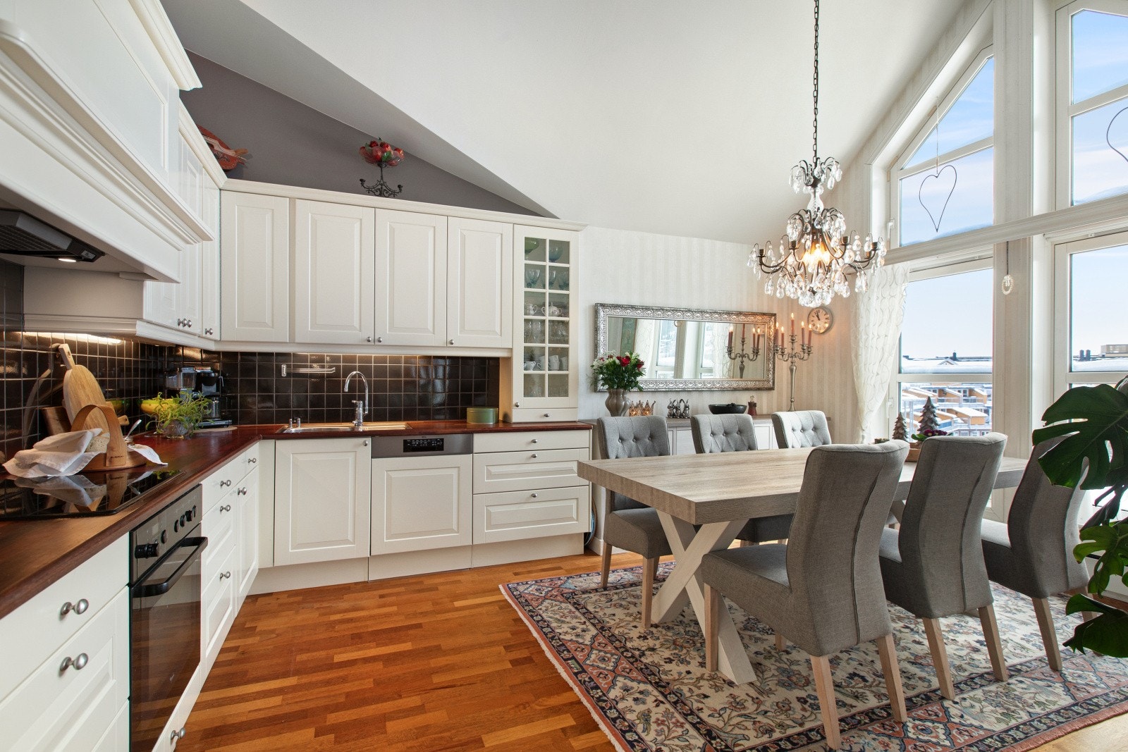 Den sjenerøse takhøyden er også her et tydelig kvalitetsstempel og gir rommet ekstra luft og volum. Galleribilde