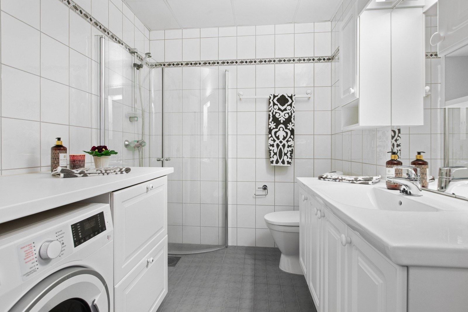 Bad nummer to er utført i samme stil som det første badet, og har i tillegg opplegg for vaskemaskin og tørketrommel. Galleribilde