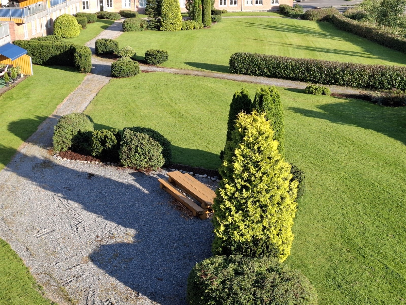 Rolige stier og gode sitteplasser som gjør det lett å trives ute. Galleribilde