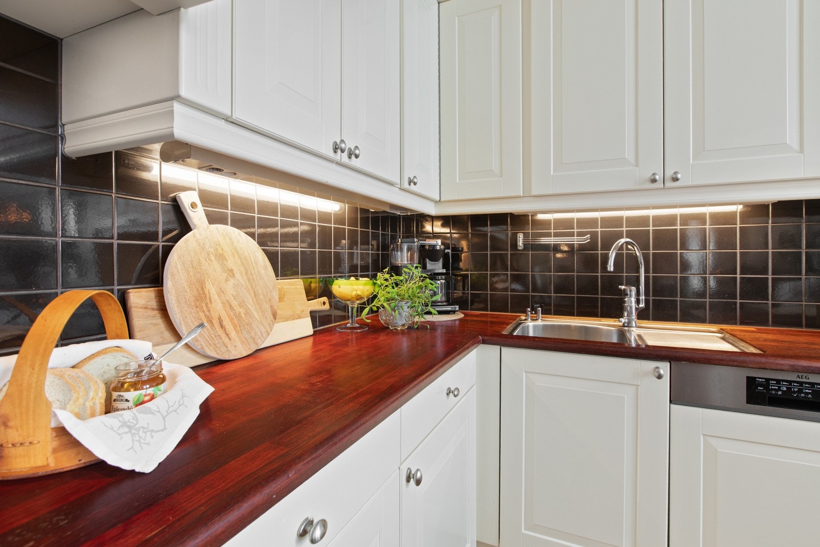 Kjøkkenet er innredet med integrerte hvitevarer bestående av komfyr, koketopp, mikrobølgeovn, oppvaskmaskin og kjøleskap, som alle medfølger leiligheten. Galleribilde