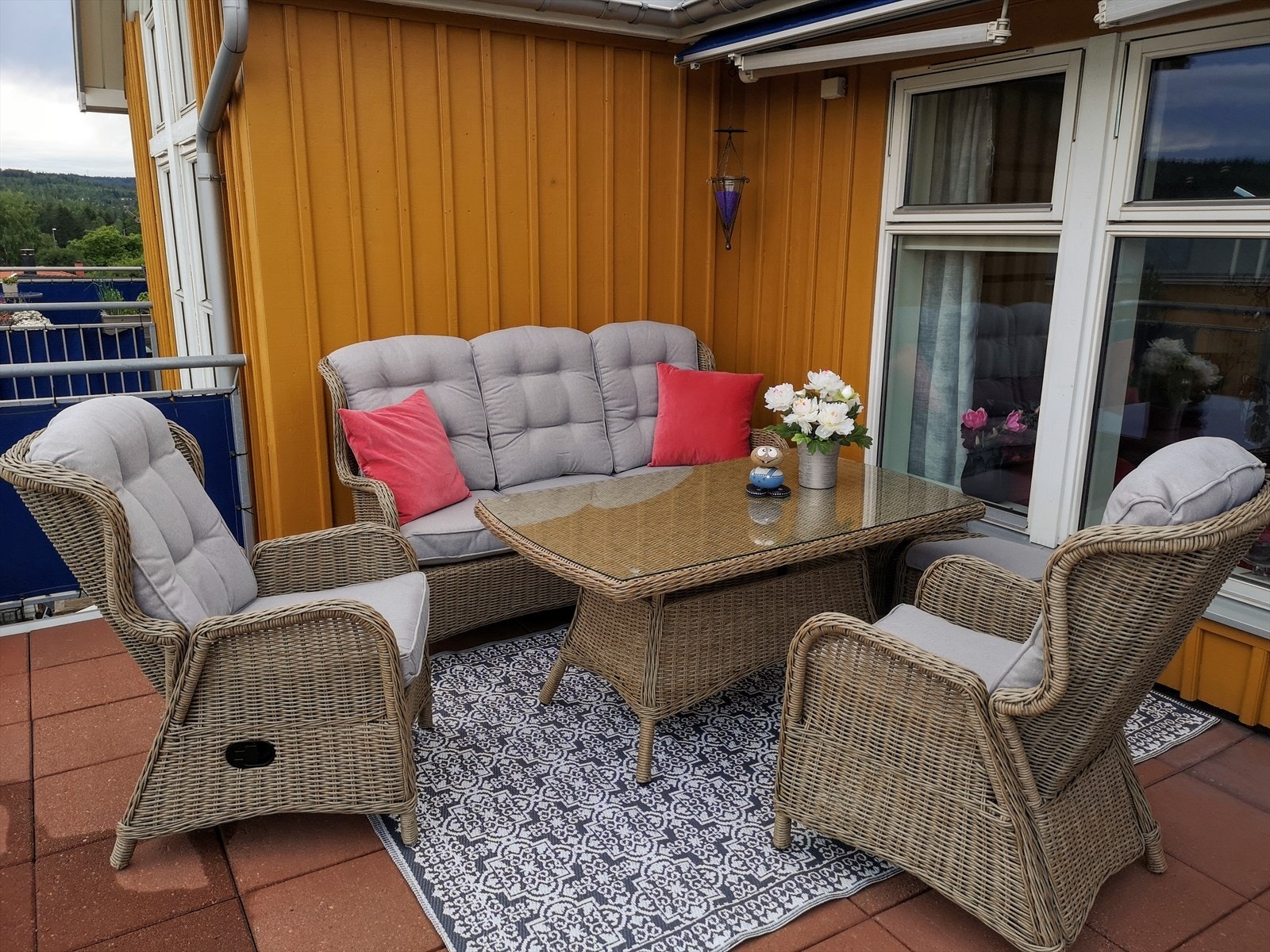 Den romslige balkongen gir deg flott utsyn og gode muligheter for avslapning. Galleribilde