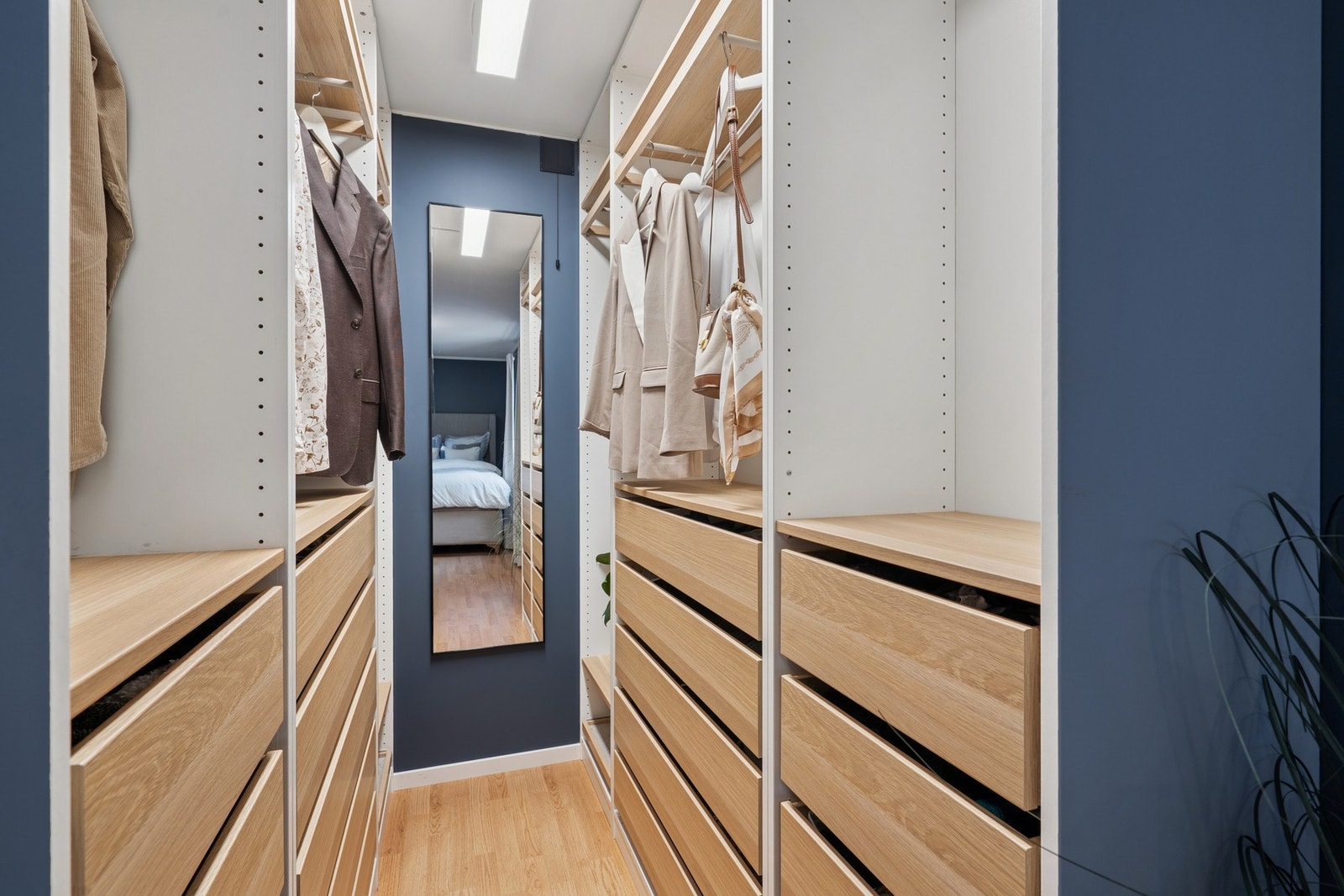 Garderobe. Galleribilde