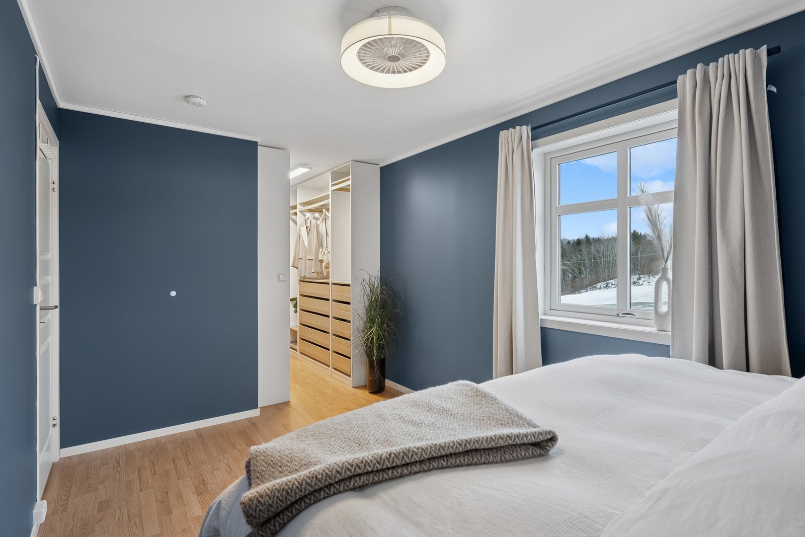 Soverommet har åpen løsning inn til garderobe. Galleribilde