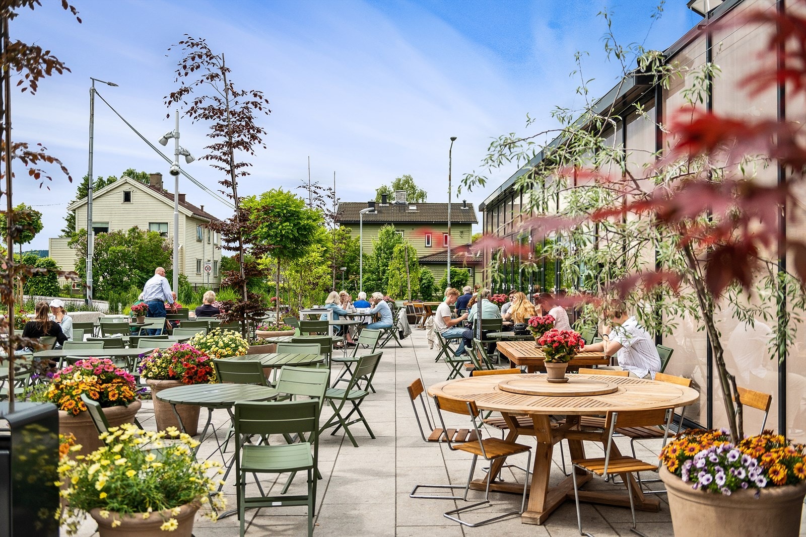 Det er kort vei til Røa sentrum med et bredt utvalg av servicetilbud, kafeer og spisesteder Galleribilde