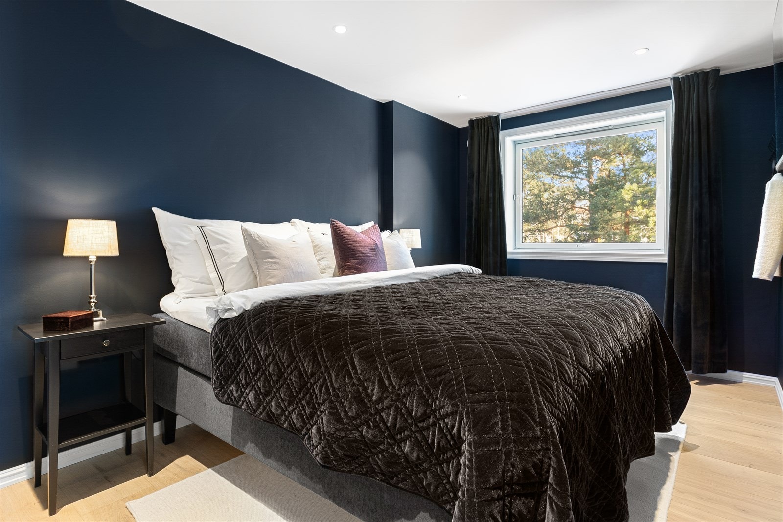 Hovedsoverommet er romslig og har gode lysforhold fra de store vindusflatene Galleribilde