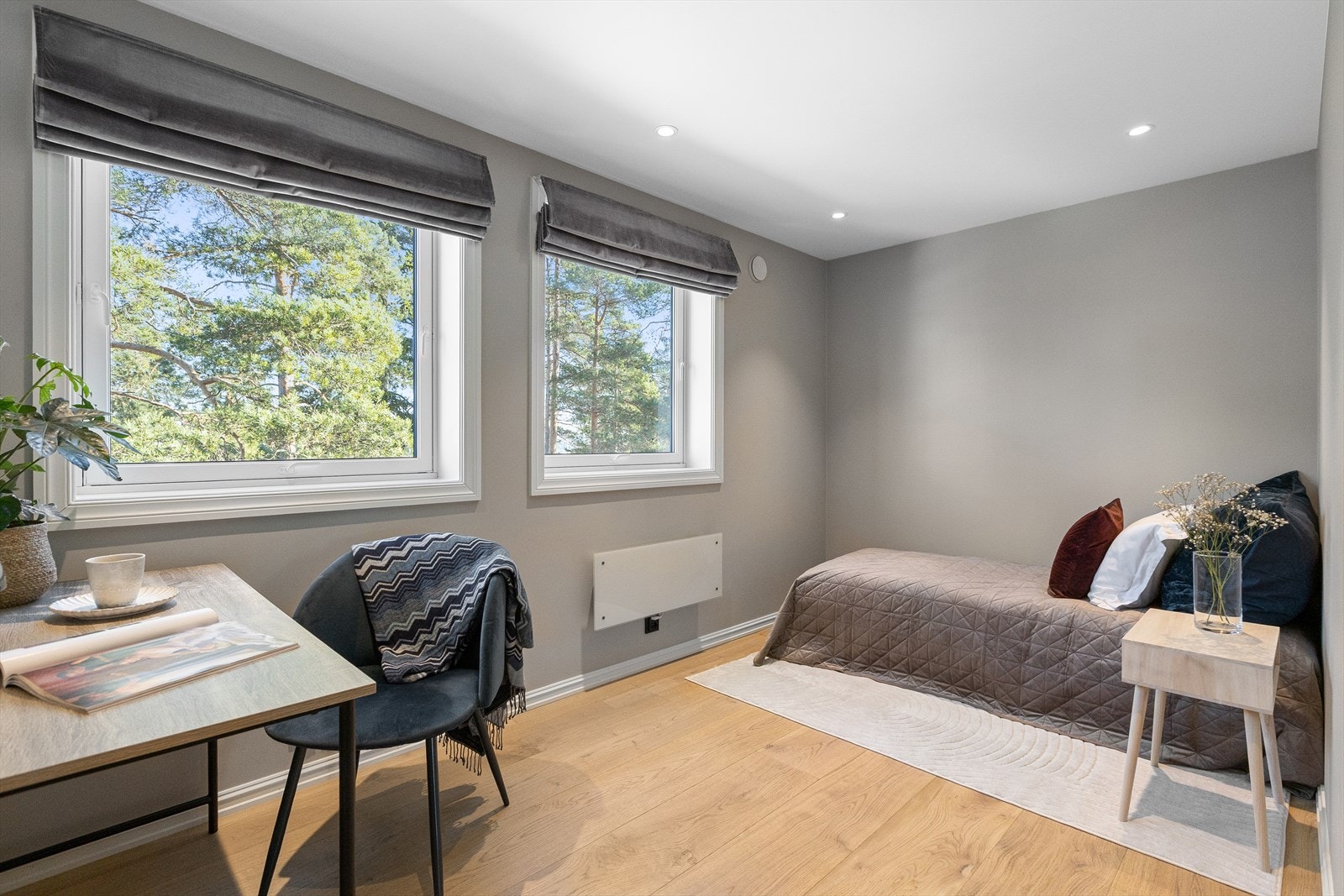 Boligens tredje soverom er romslig med plass til seng og nattbord. Rommet kan også benyttes som hobbyrom eller kontor Galleribilde