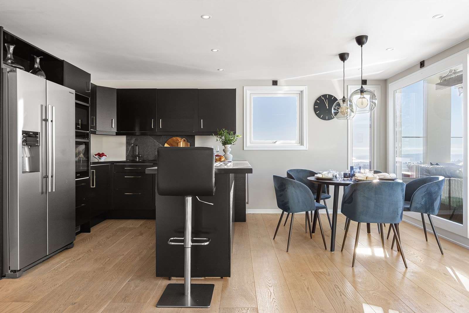 Kjøkkenet er fra Epoc og har mørke fronter. Det er gode oppbevaringsmuligheter i skuffer og skap Galleribilde