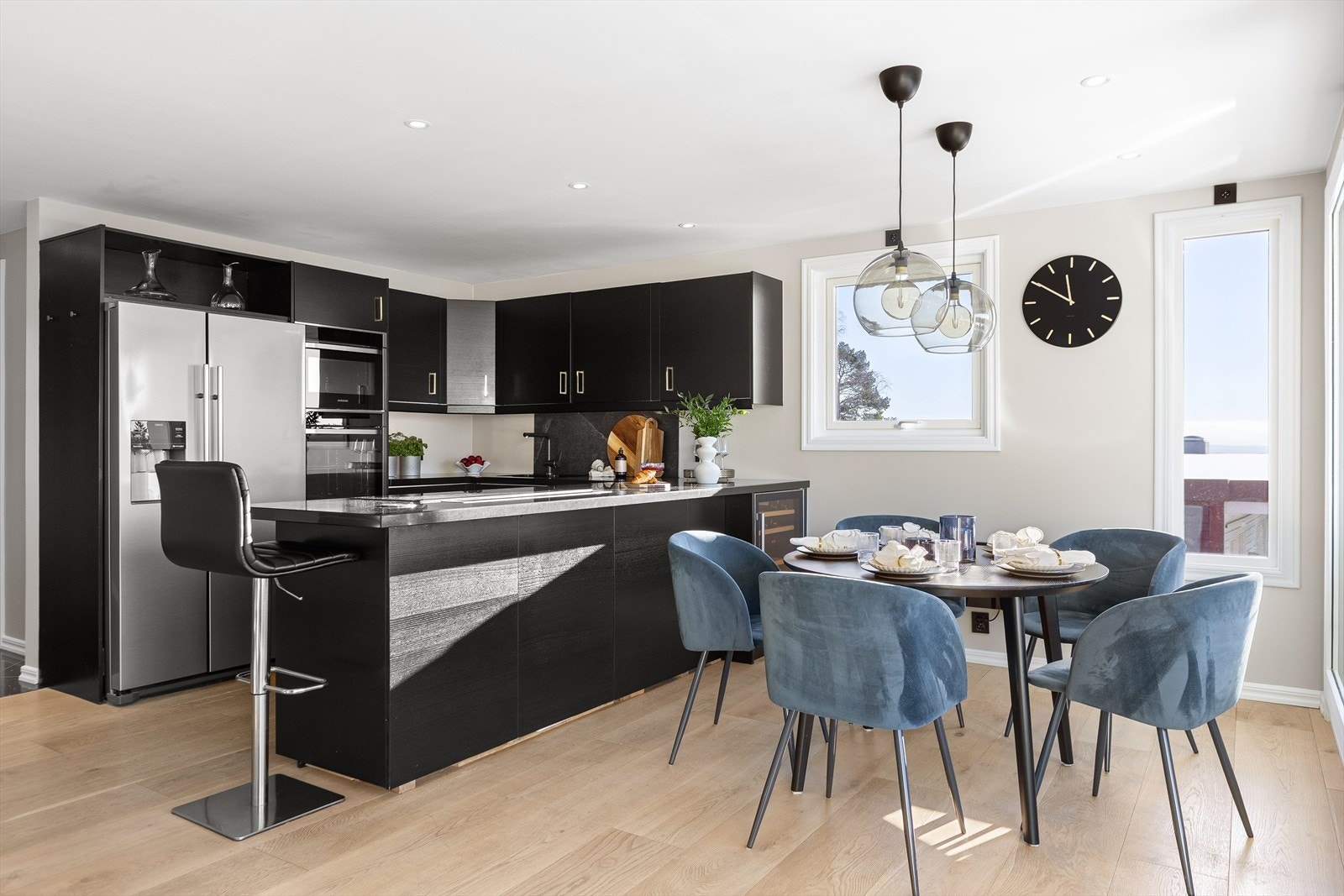 Det er god plass til å innrede med en hyggelig spisegruppe Galleribilde