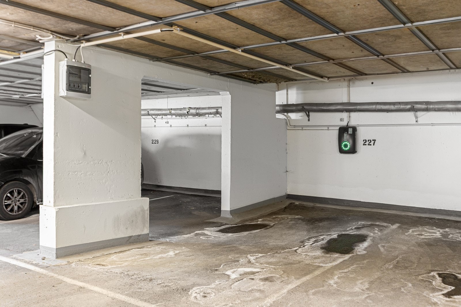 Det er parkering på egen plass, med montert el-lader Galleribilde