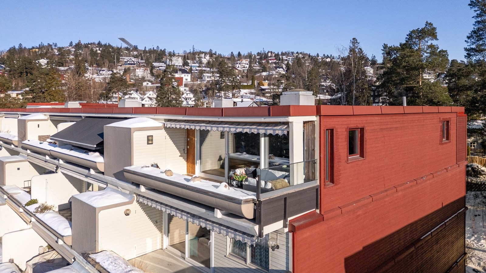 Eiendommen ligger høyt og fritt til, med en skjermet og særdeles attraktiv beliggenhet Galleribilde