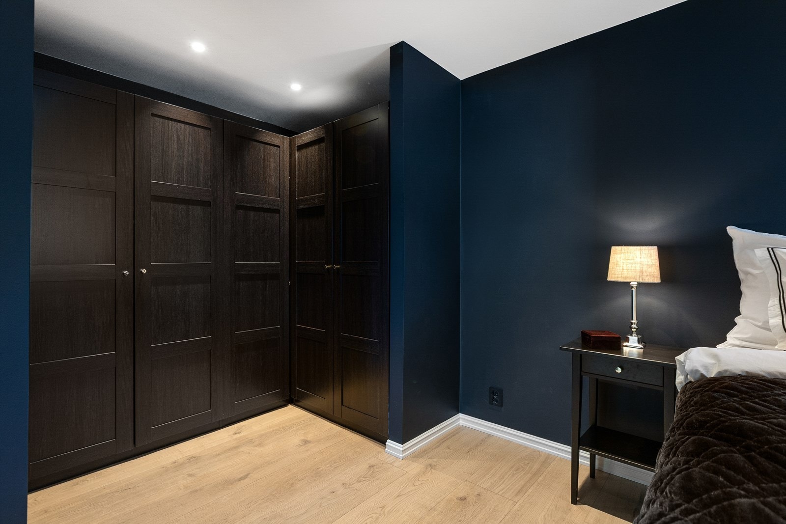 Romslig garderobeskap som er praktisk og oversiktlig for oppbevaring av klær og sko Galleribilde