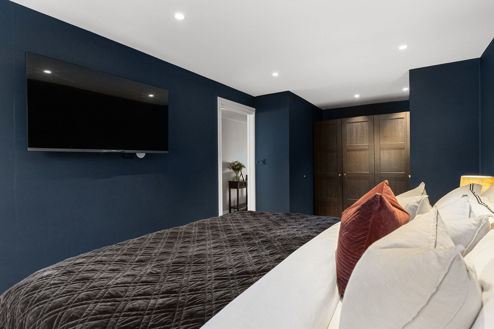 Det er god plass til å innrede med en dobbeltseng og tilhørende nattbord Galleribilde